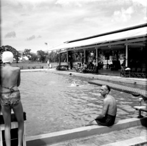 Zwembad in Suriname, Bestanddeelnr 252-5236