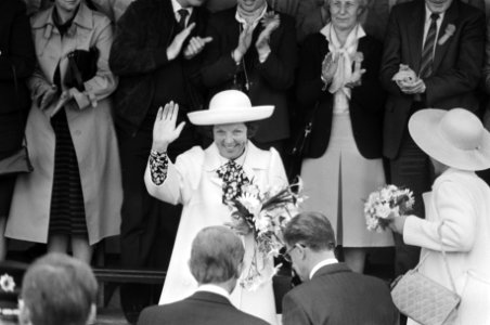 Zwaaiende koningin Beatrix, Bestanddeelnr 932-5783