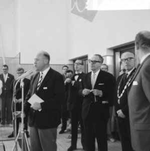 Zwemwedstrijden in Den Bosch , Minister Vrolijk bij zwemwedstrijden, Bestanddeelnr 918-9077