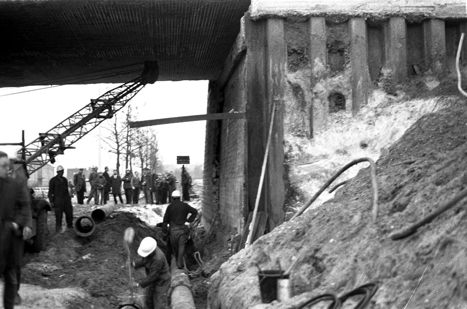 Zwaar beschadigde viaduct, Bestanddeelnr 919-7635