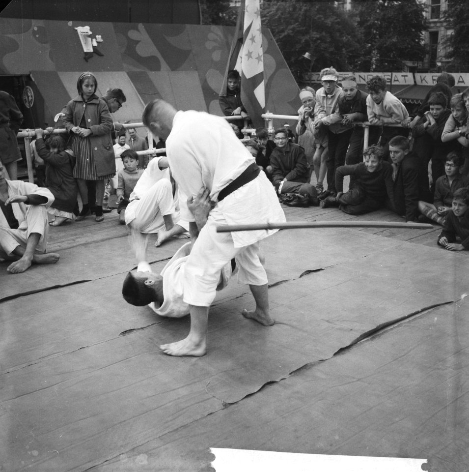 Zwaardgevecht op Amstelveld ( Jui jitsu , Ge Koning en Joep Korseluis ), Bestanddeelnr 914-0714