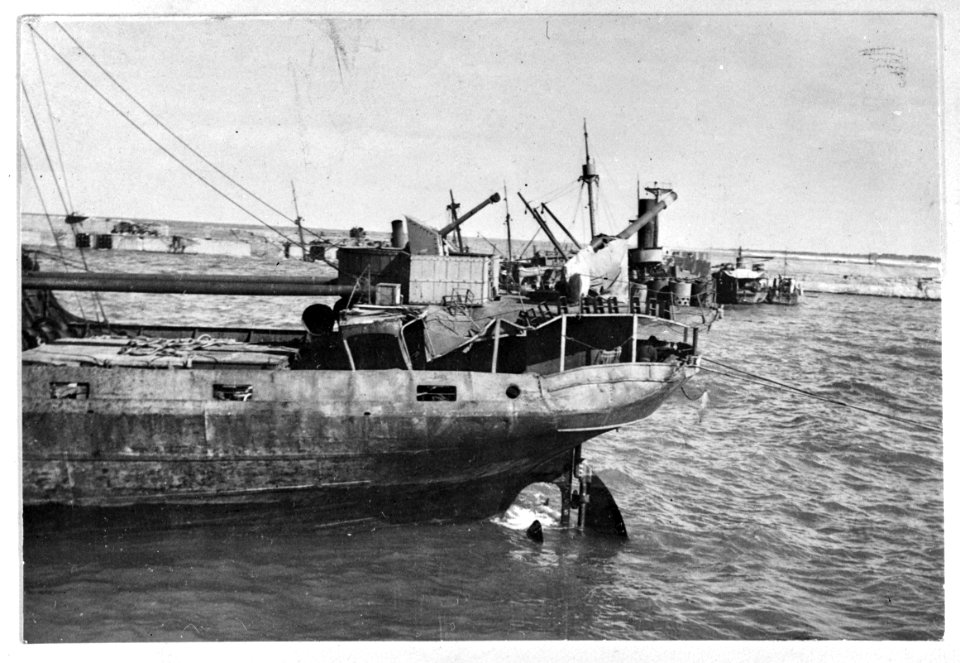 Zwaar beschadigde achtersteven van een vrachtschip, Bestanddeelnr 935-3192