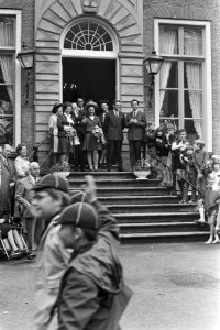 Zwaaiende prinses Margriet en Pieter van Vollenhoven op het bordes van kasteel O, Bestanddeelnr 924-5794