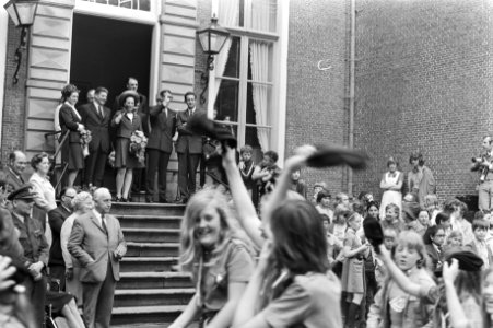 Zwaaiende prinses Margriet en Pieter van Vollenhoven op het bordes van kasteel O, Bestanddeelnr 924-5795