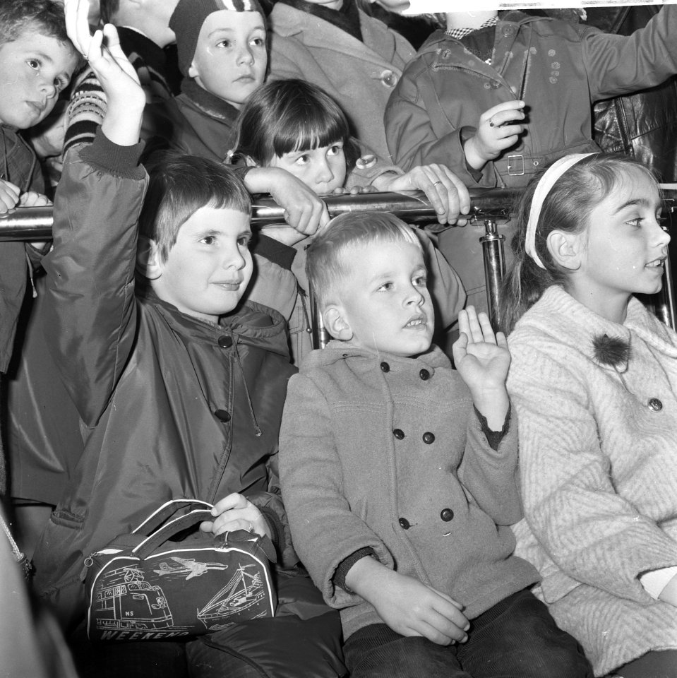 Zwaaiende jeugdige toeschouwers tijdens een Sint Nicolaas-feest, Bestanddeelnr 918-5166