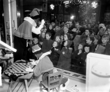 Zwarte Piet bij V. & D. in Amsterdam, Bestanddeelnr 905-4193