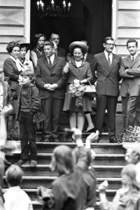 Zwaaiende prinses Margriet en Pieter van Vollenhoven op het bordes van kasteel O, Bestanddeelnr 924-5800