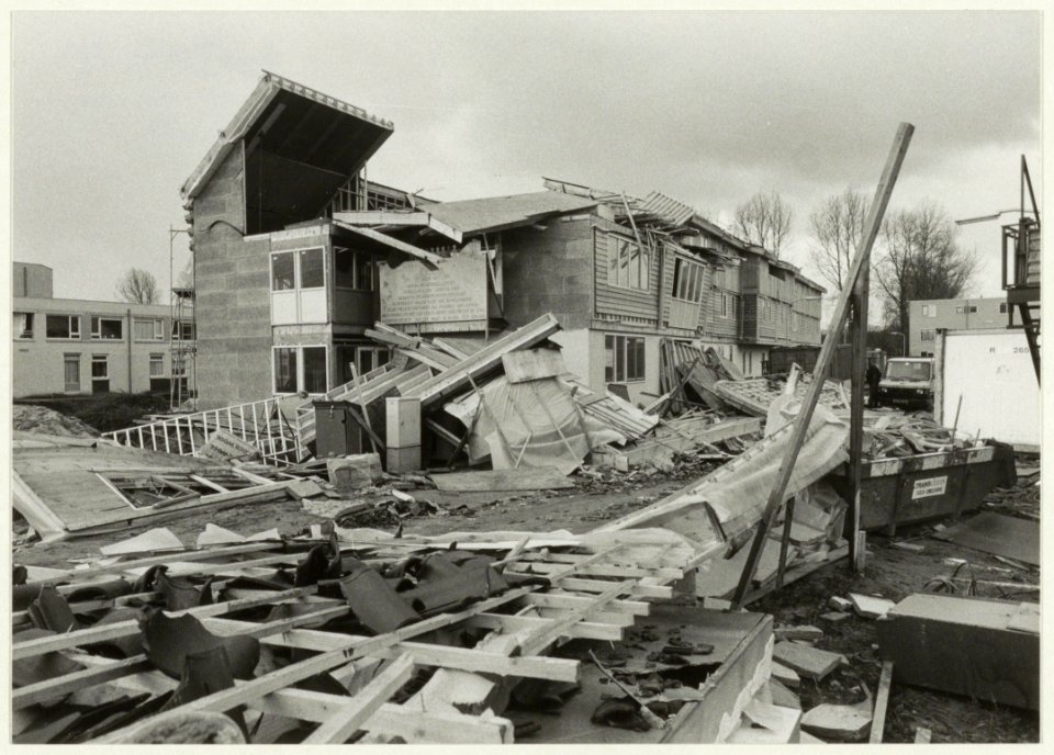 Zware stormschade windkracht 12 bij de in aanbouw zijnde huizen. NL-HlmNHA 54031575
