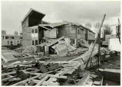 Zware stormschade windkracht 12 bij de in aanbouw zijnde huizen. NL-HlmNHA 54031575