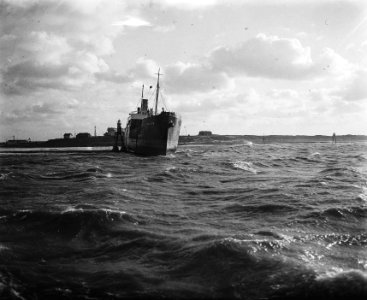 Zweedse stoomschip Plato gestrand op strekdam voor het Fort Eiland in IJmuiden, Bestanddeelnr 902-5282