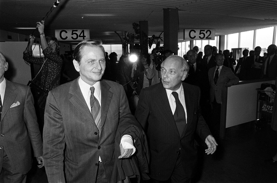 Zweedse premier Olof Palme komt aan op Schiphol premier Palme en premier Den Uy, Bestanddeelnr 927-4444