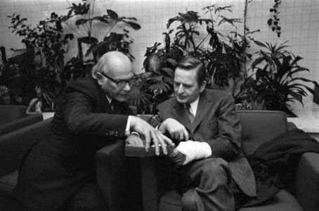 Zweedse premier Olof Palme komt aan op Schiphol premier Den Uyl (l) in gesprek , Bestanddeelnr 927-4446
