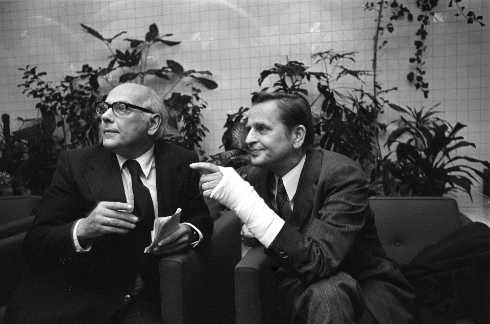 Zweedse premier Olof Palme komt aan op Schiphol premier Palme (r) (met gewonde , Bestanddeelnr 927-4443