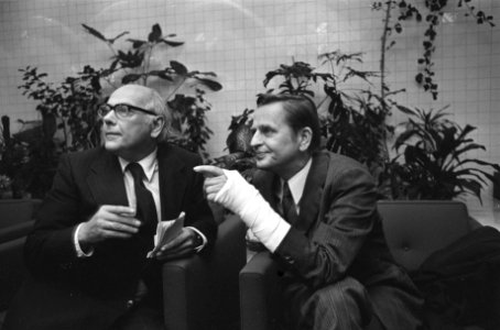Zweedse premier Olof Palme komt aan op Schiphol premier Palme (r) (met gewonde , Bestanddeelnr 927-4443