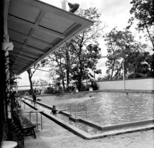 Zwembad in Suriname, Bestanddeelnr 252-5232