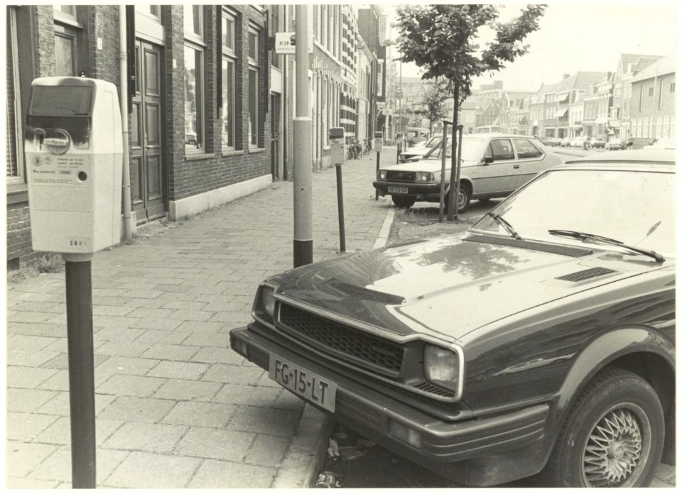 Zwartgespoten parkeermeters. NL-HlmNHA 54016763