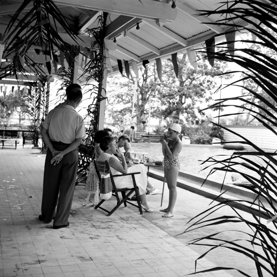 Zwembad in Suriname, Bestanddeelnr 252-5246