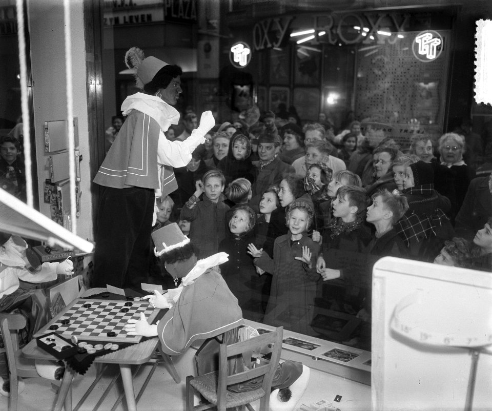 Zwarte Piet bij V. & D. in Amsterdam, Bestanddeelnr 905-4194
