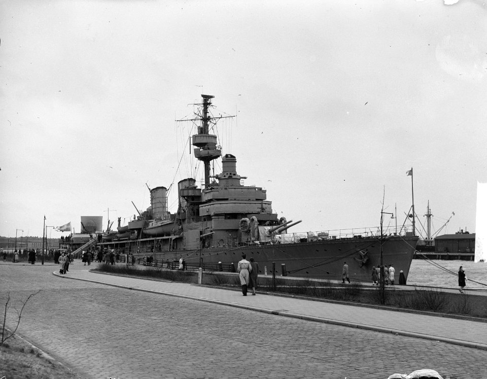 Zweedse kruiser Gotland in Tankhaven Rotterdam, Bestanddeelnr 903-2666
