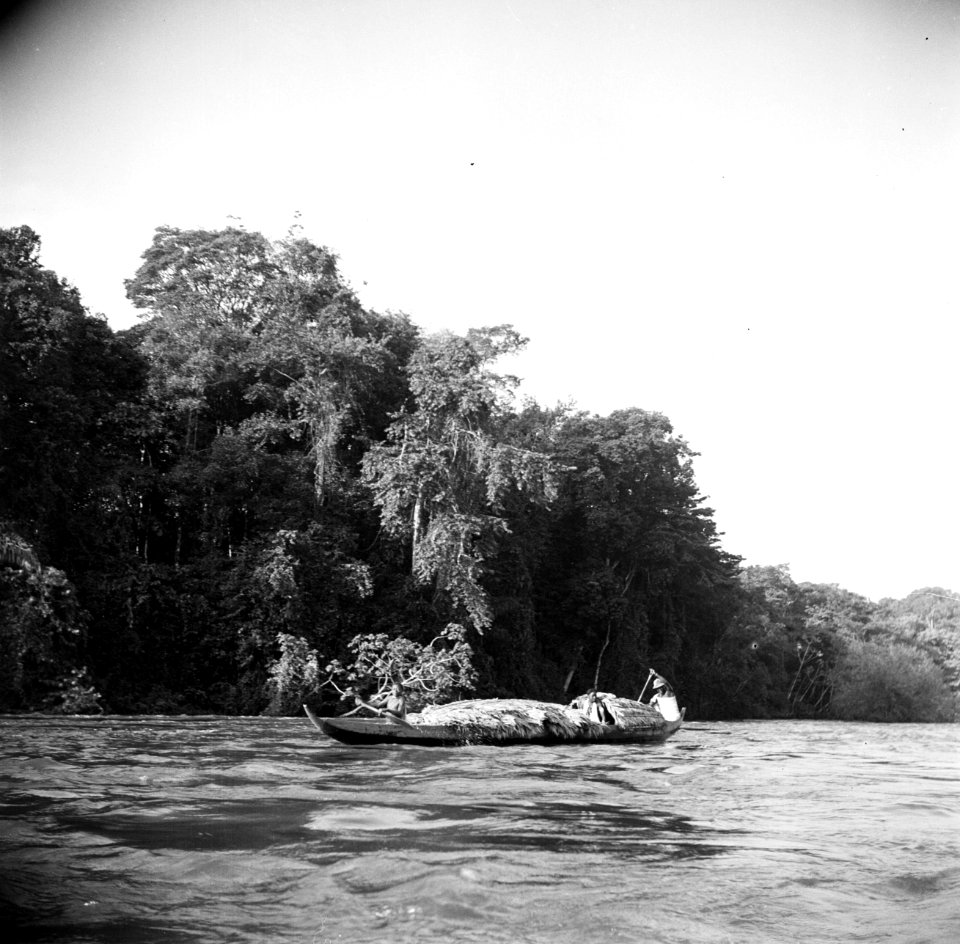 Zwaarbeladen korjaal op de Surinamerivier, Bestanddeelnr 252-5940