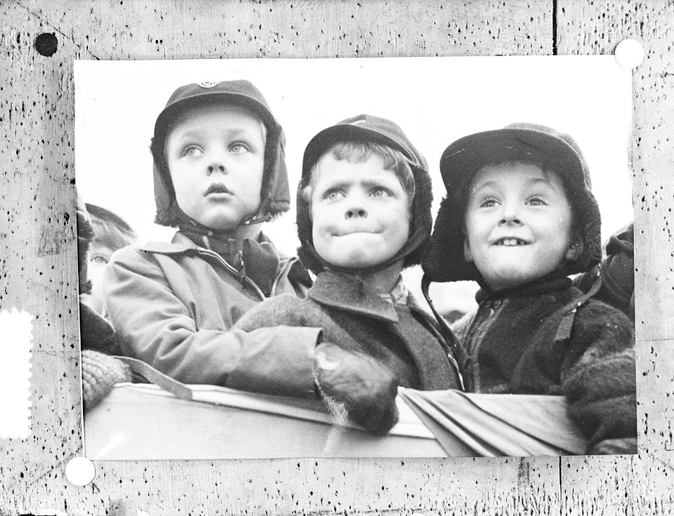 Zweedse Prins Carl Gustaf met vriendjes bij hockey, Bestanddeelnr 906-3260