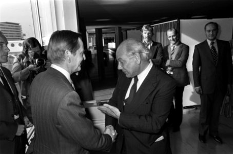 Zweedse premier Olof Palme komt aan op Schiphol premier Palme (l) wordt begroet, Bestanddeelnr 927-4445