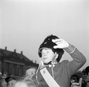 Zwaaiende jongen in het uniform van een wachtpost op het plein van Slot Amalienb, Bestanddeelnr 252-8677