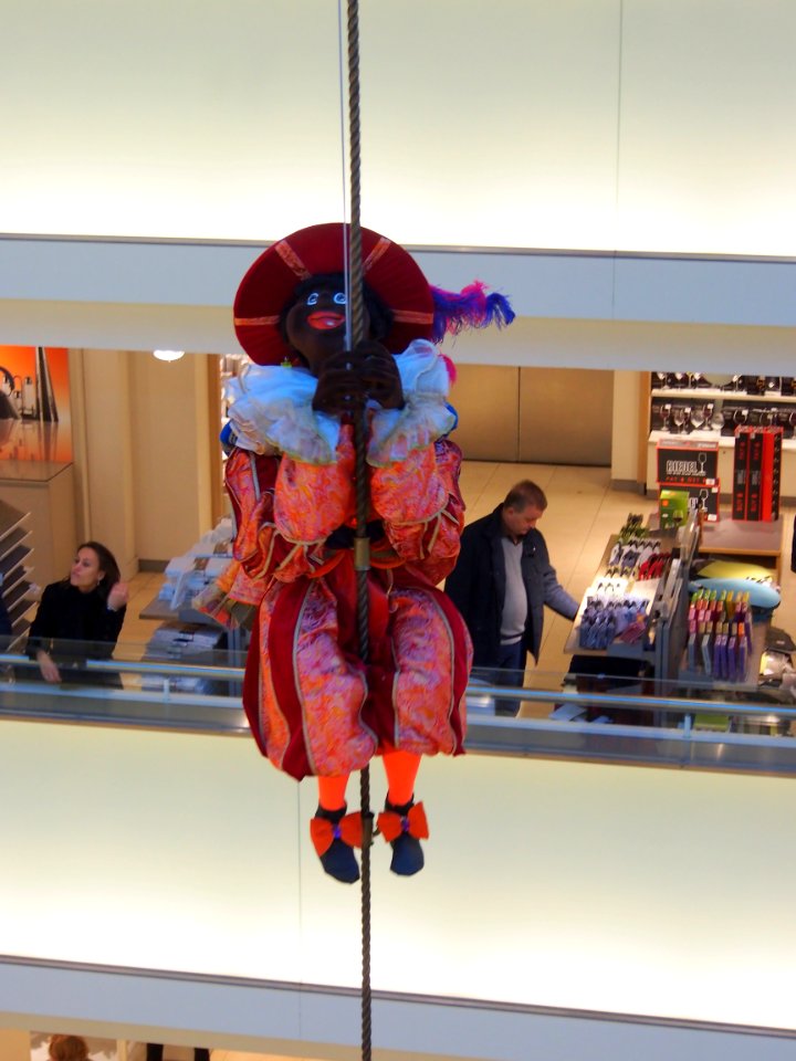 Zwarte Pieten in de Bijenkorf te Amsterdam pic5