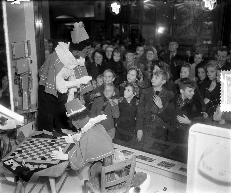 Zwarte Piet bij V. & D. in Amsterdam, Bestanddeelnr 905-4195
