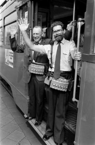 Zwaaiende conducteurs Frans van Riemsbergen (l) en Steef Arends tijdens hun laat, Bestanddeelnr 932-6452