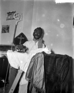 Zwarte Piet strijkt de tabberd van Sinterklaas, Bestanddeelnr 908-1315