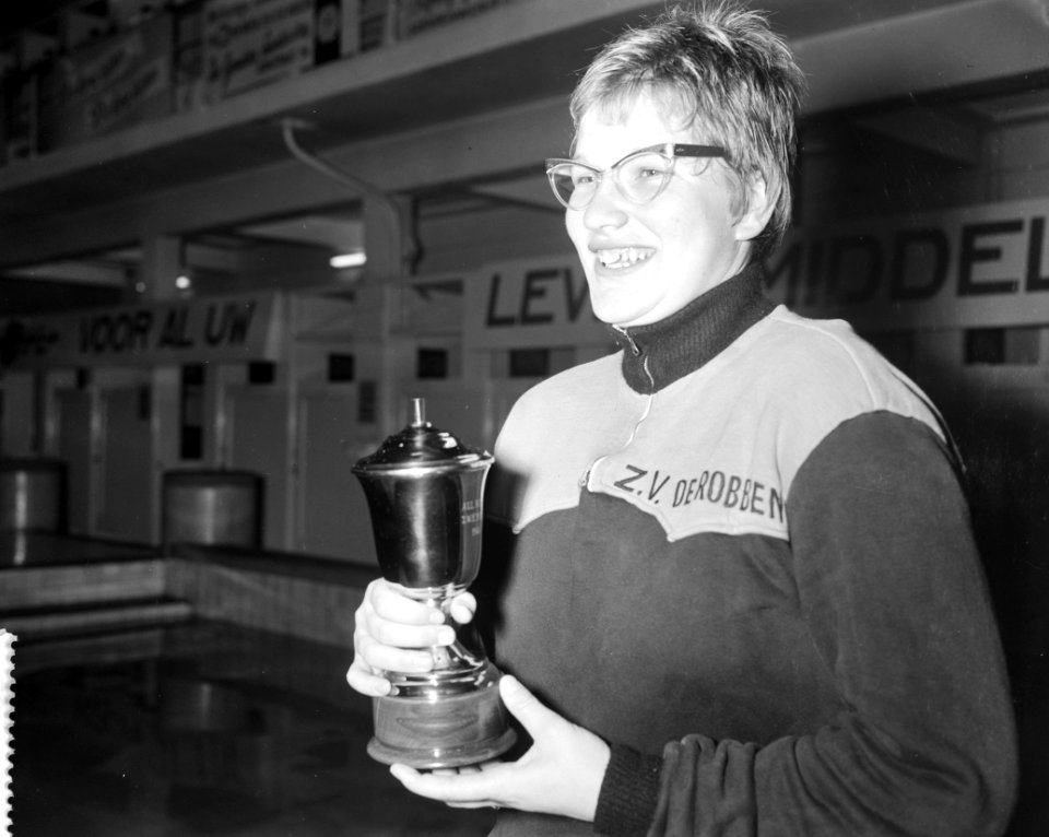 Zwemwedstrijden in het Sportfondsenbad Oost om de titel All round zwemster , H, Bestanddeelnr 911-6737