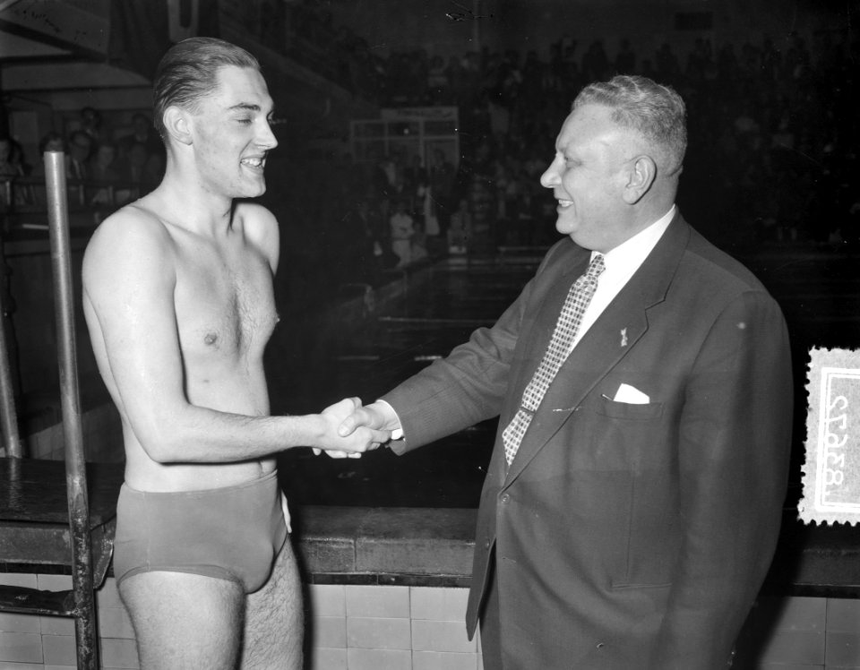 Zwemwedstrijden Hauserbeker nieuw record 100 meter rug Jan de Vries (voorzitte, Bestanddeelnr 908-3672