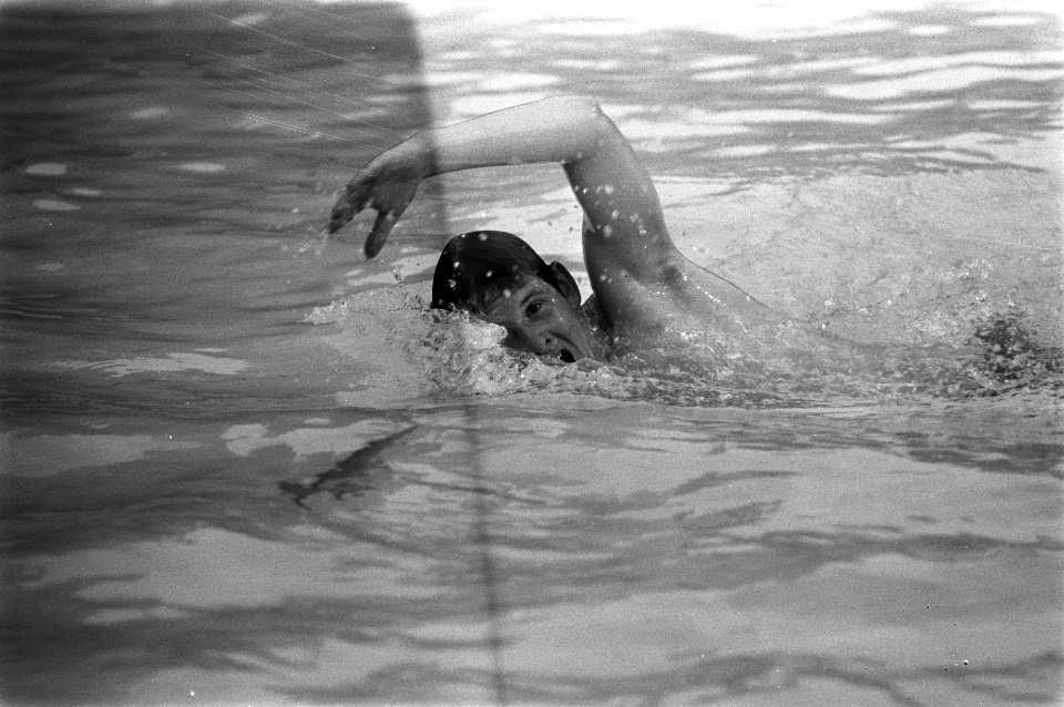 Zwemmer Ton van Klooster tijdens de 1500 meter vrije slag, Bestanddeelnr 925-6596