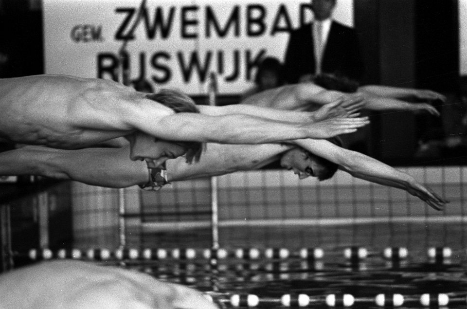 Zwemwedstrijden Nederland tegen DDR te Rijswijk, start 100 meter vrije slag here, Bestanddeelnr 926-2988