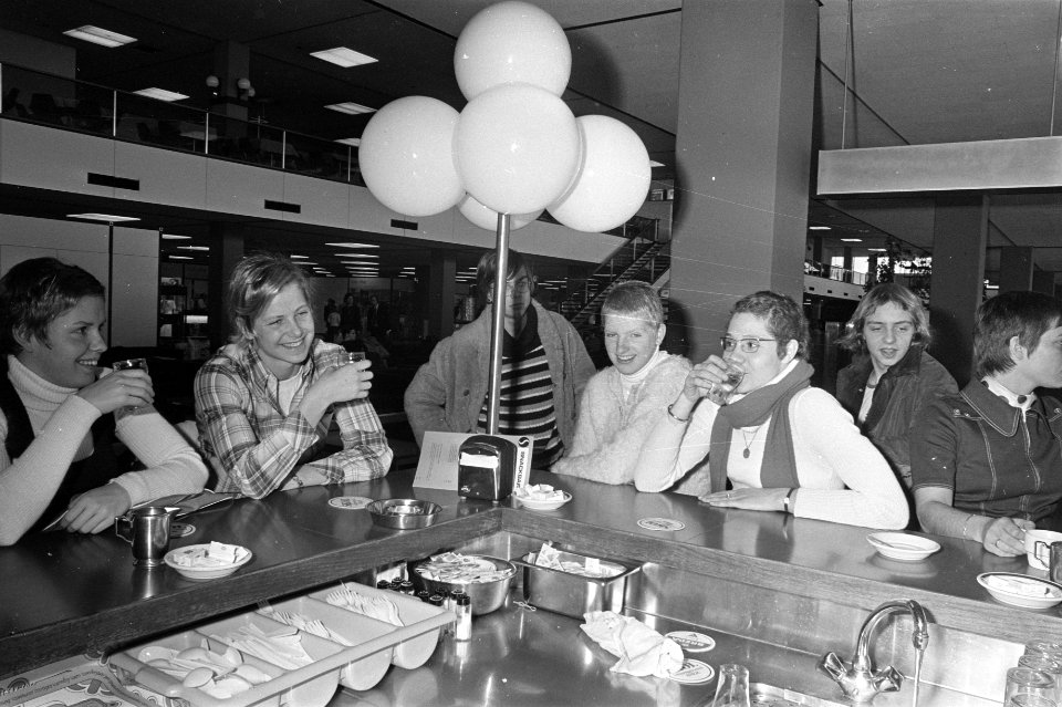 Zwemploeg vertrekt van Schiphol naar Leipzig nr. 8 v.l.n Astrid Verver , Losien, Bestanddeelnr 925-4624