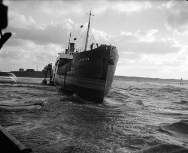 Zweedse stoomschip Plato gestrand op strekdam voor het Fort Eiland in IJmuiden, Bestanddeelnr 902-5280
