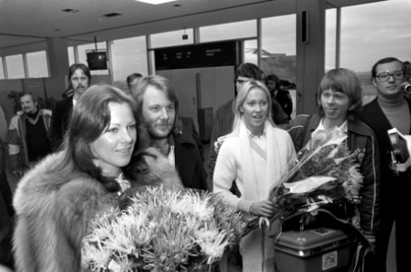 Zweedse popgroep Abba in Nederland v.l.n.r. Benny, Frida, Anna en Björn op Schi, Bestanddeelnr 928-8964