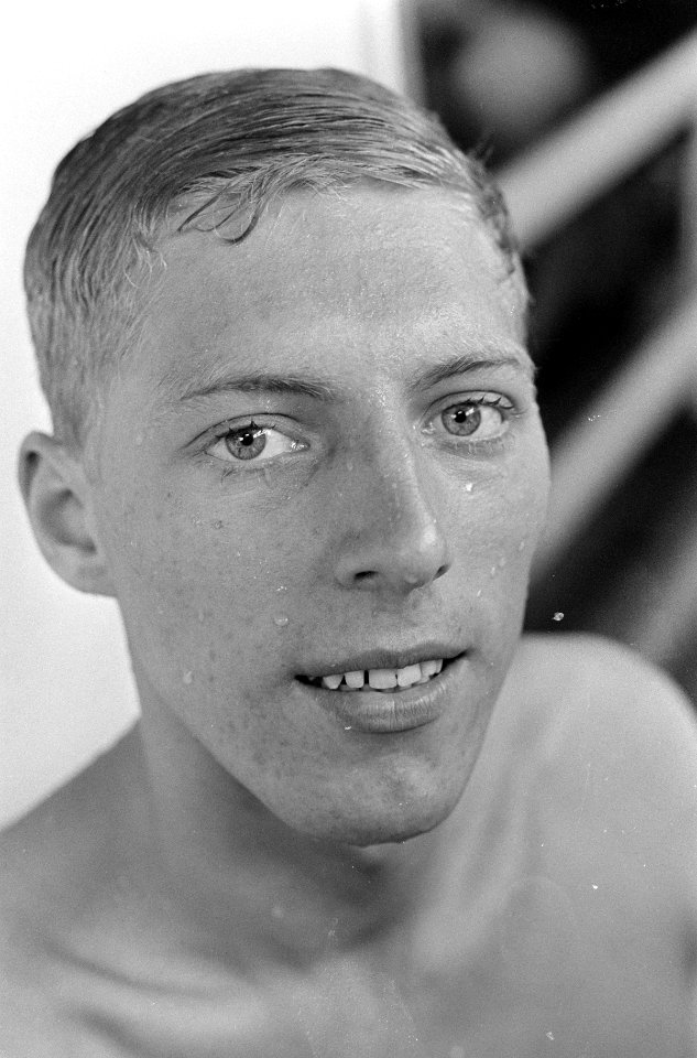 Zwemmen om Merwedeschalen te Dordrecht, Rinus van Beek (kop) recordhouder 100 me, Bestanddeelnr 920-3237