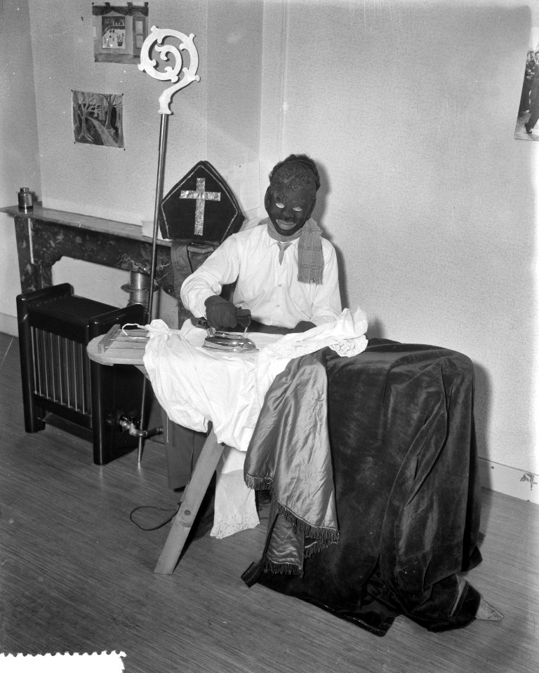 Zwarte Piet strijkt de tabberd van Sinterklaas, Bestanddeelnr 908-1317