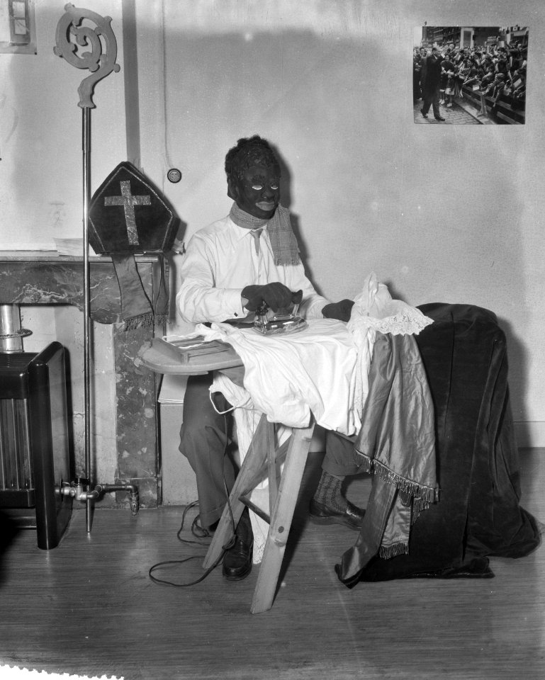 Zwarte Piet strijkt de tabberd van Sinterklaas, Bestanddeelnr 908-1316