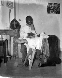 Zwarte Piet strijkt de tabberd van Sinterklaas, Bestanddeelnr 908-1316