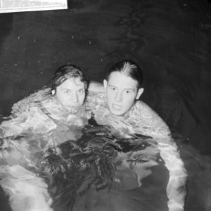 Zwemwedstrijden beste allroundzwemmers in Den Haag . B. Leenards en Ria van Vel, Bestanddeelnr 913-2278 photo