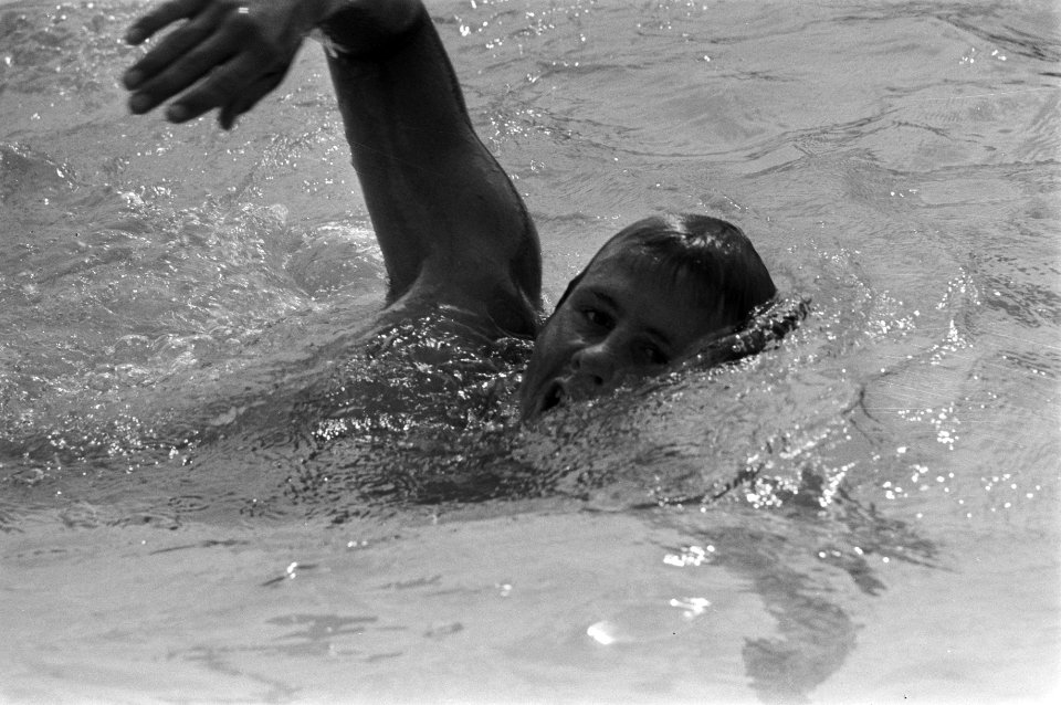 Zwemmer Roger van Hamburg in actie, Bestanddeelnr 925-6594