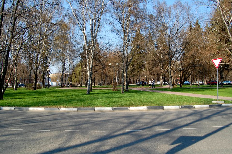 Площадь Космонавта Комарова апрель 2014