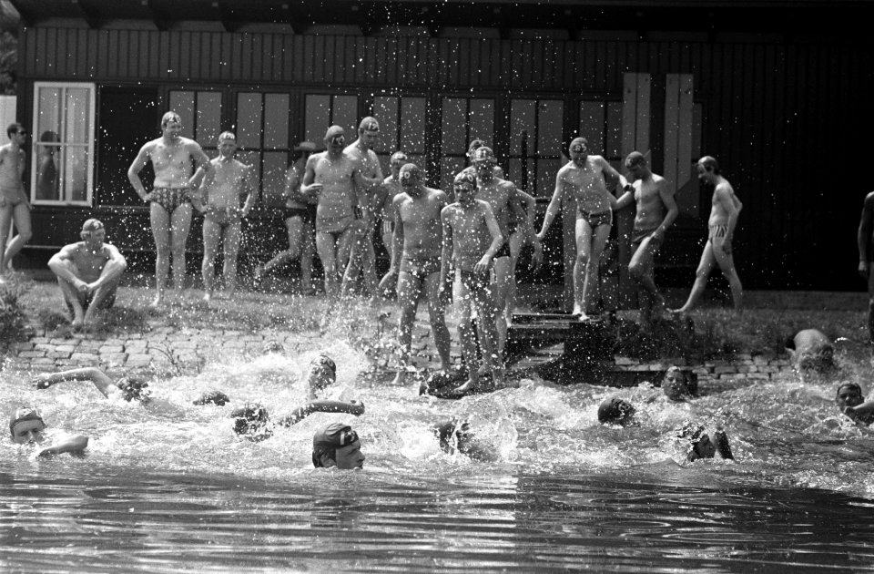 Zwemwedstrijden, Bosbaan Heren vrije slag 200 meter gaan van start, Bestanddeelnr 922-5260