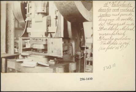 16a Veiligheidsdeurtje voor metaalpersen met grendeling van de voettrede, toeg…, Bestanddeelnr 256-1410