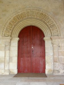 Église Notre Dame et Saint-Junien de Lusignan, petit portail sculpté