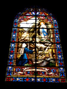 Église de Toury, vitraux par Lorin 01