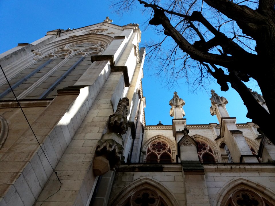 Église de la Rédemption - Transept, niche et pinacles côté nord